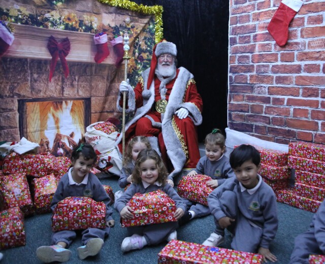 Santa visits Oaklands Image